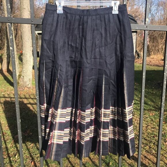 Slimma vintage New Wool pleated skirt in navy. - Picture 1 of 5